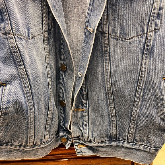 This light wash denim jacket is a vintage piece from the Jennifer Moore brand. - Picture 5 of 10
